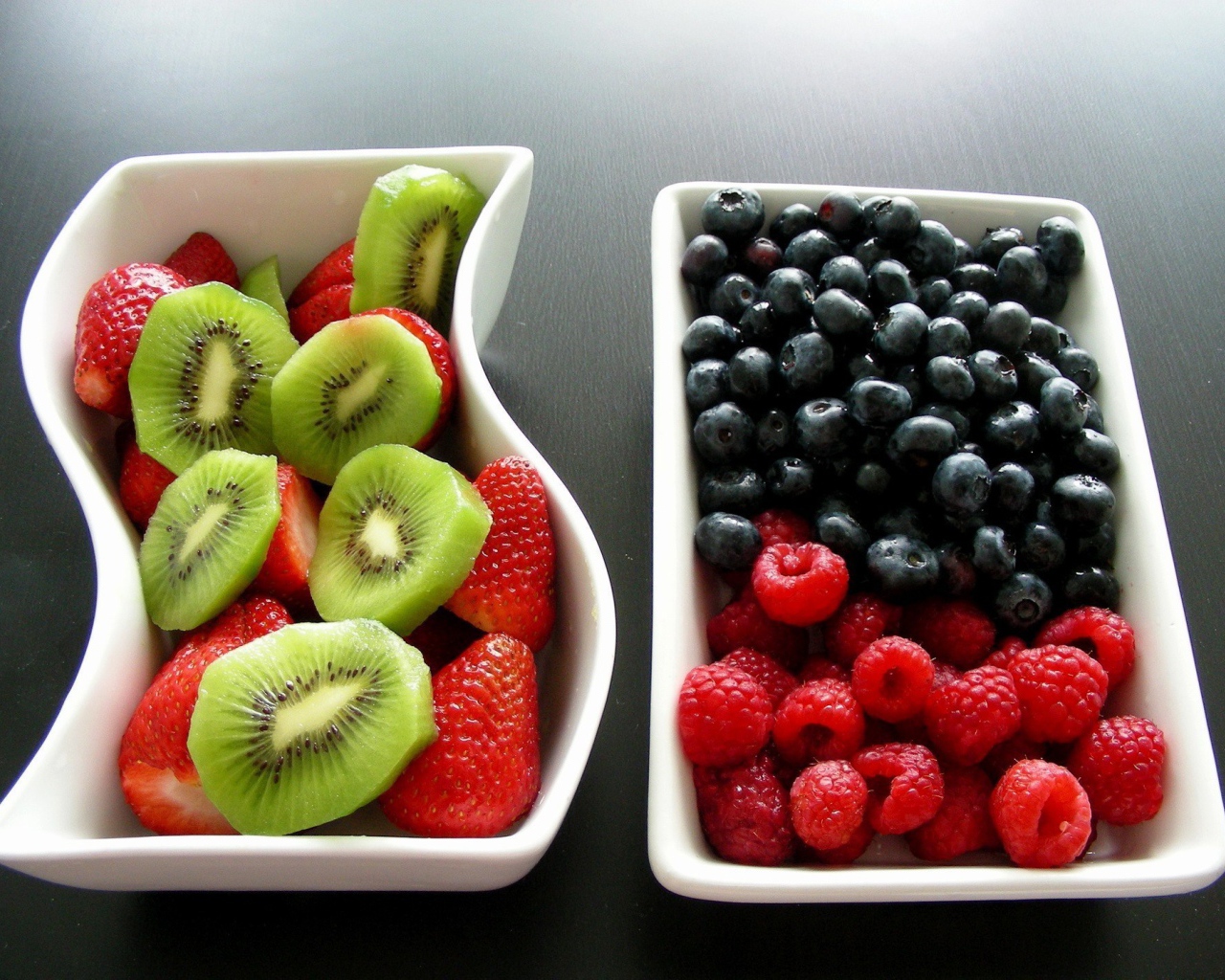 Киви и ягоды