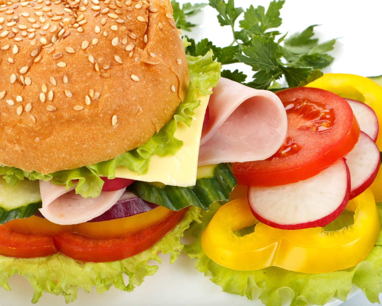 Гамбургер с помидорами