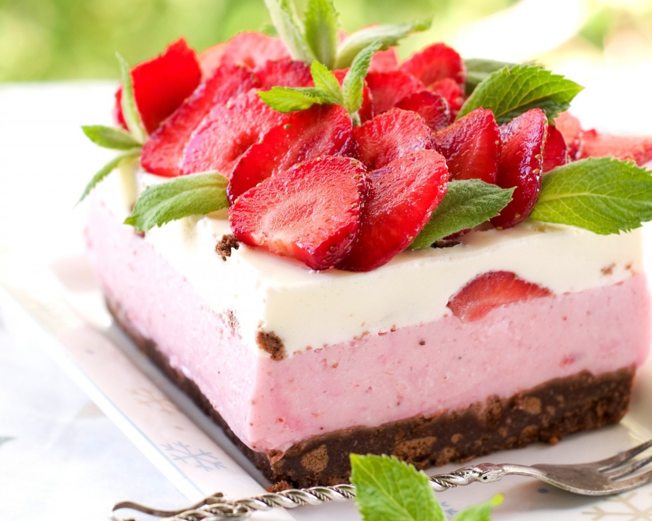 Воздушное пирожное с клубникой