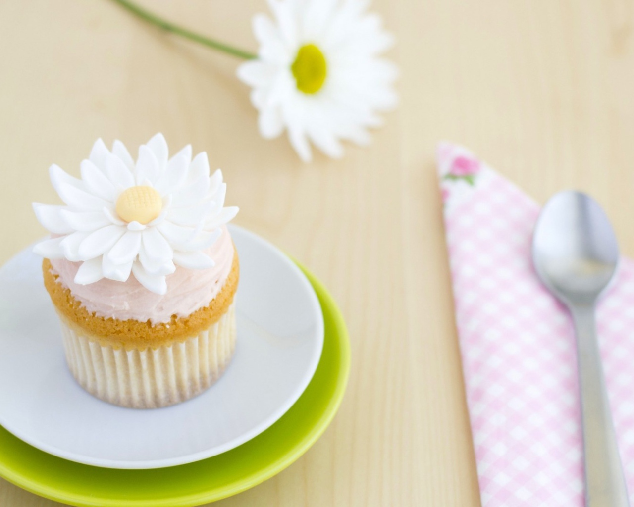 Cake in the form of chamomile