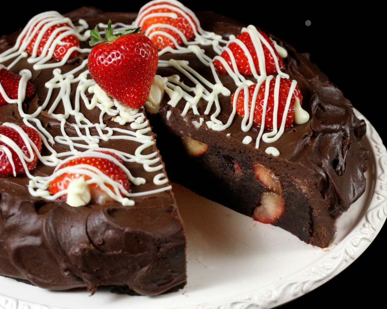 Шоколадный пирог с клубникой