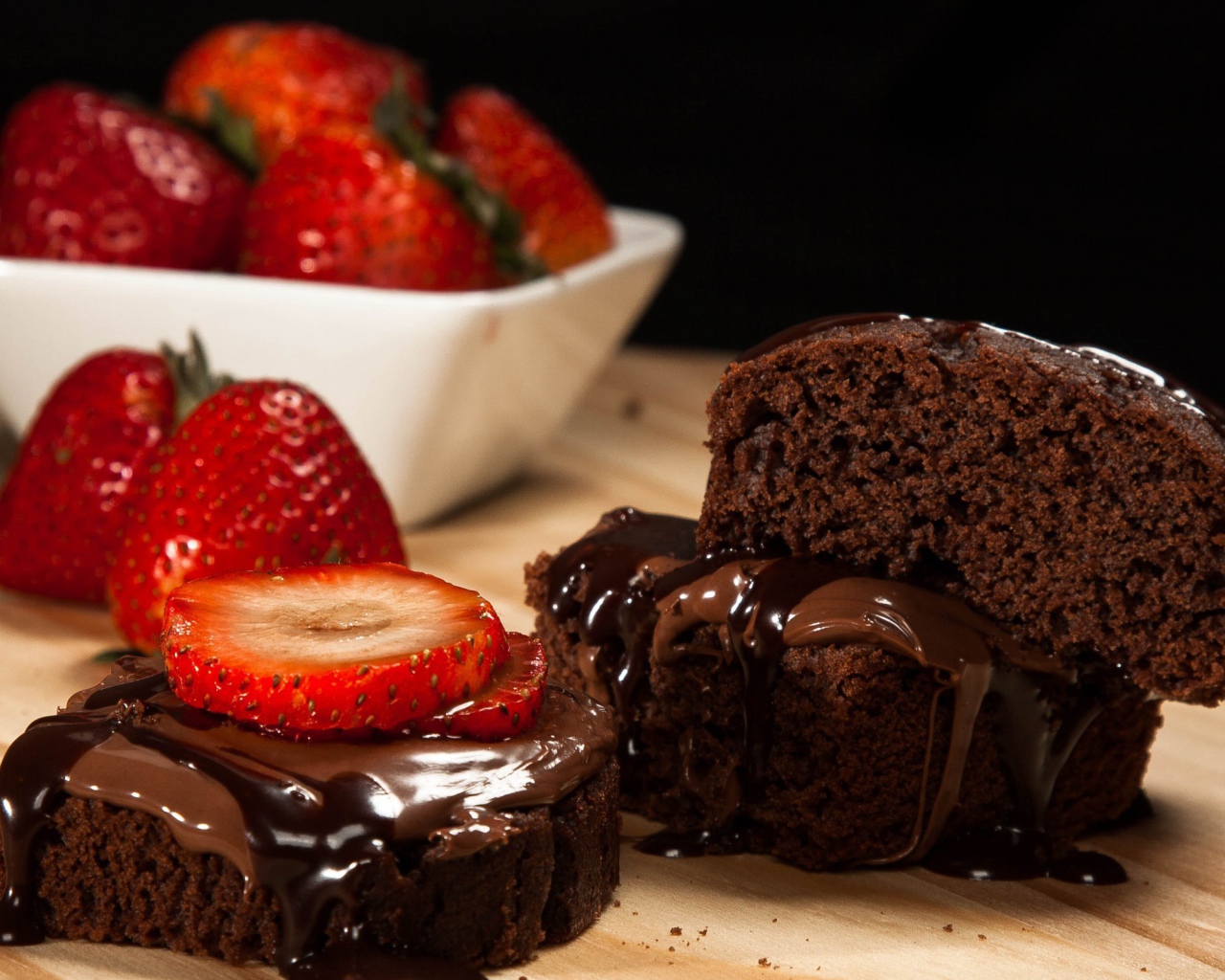 Шоколадный десерт с клубникой