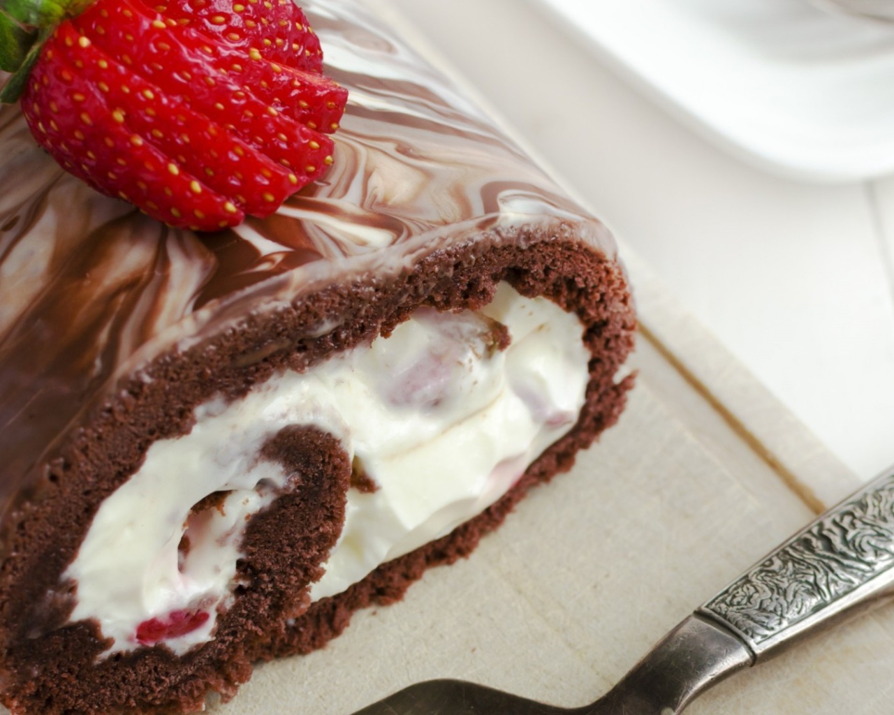 Шоколадный рулет с клубникой