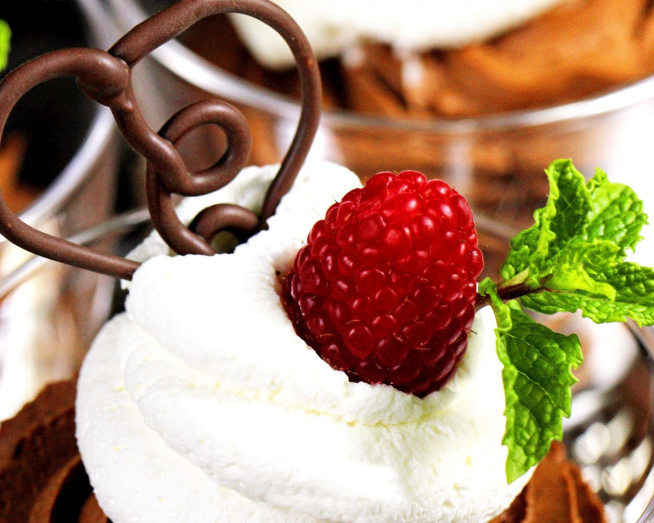 Мороженное с малиной