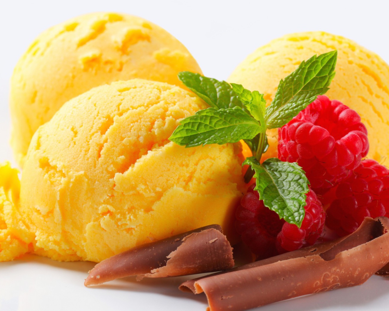 Lemon ice cream with raspberry