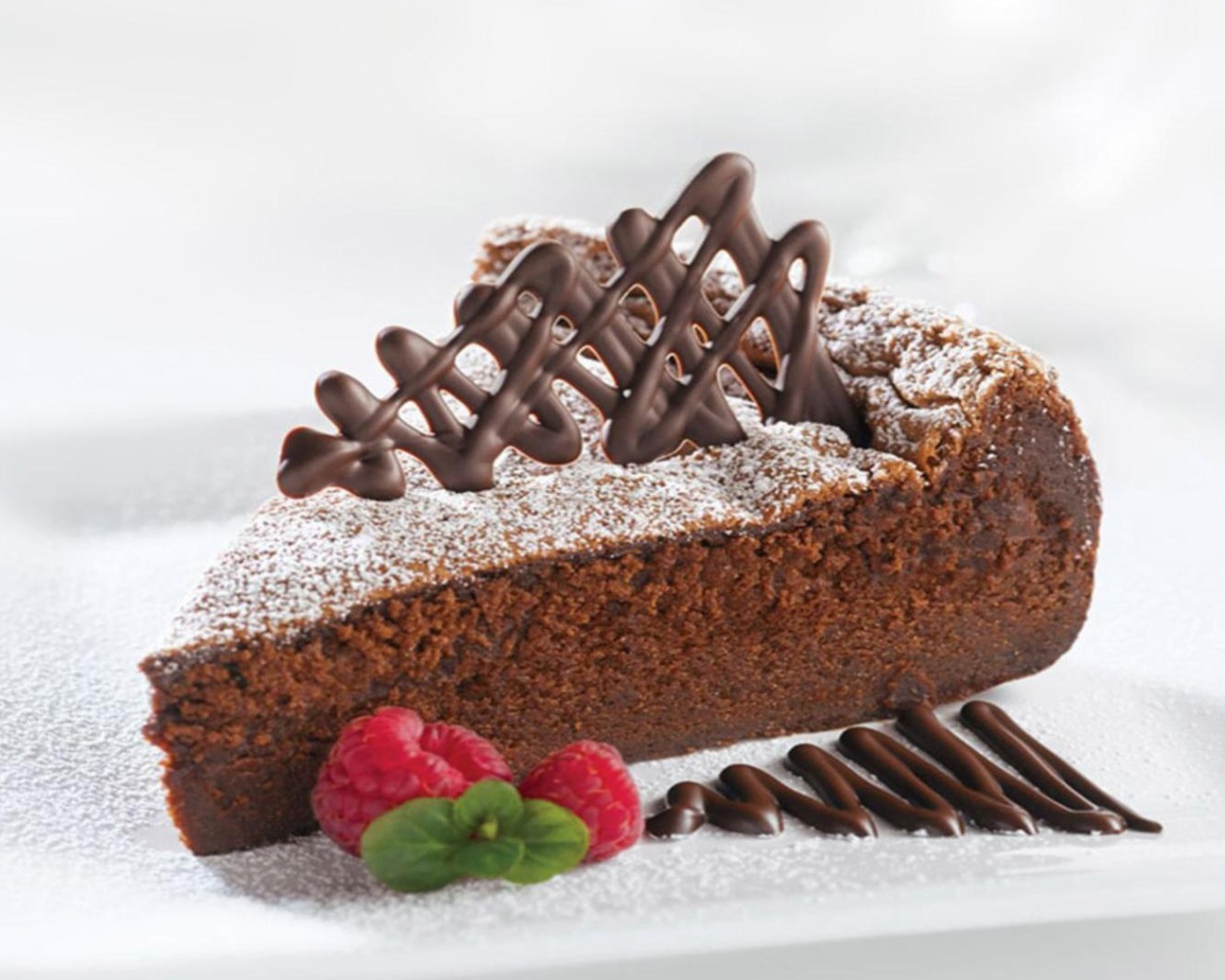 Кусок торта с малиной