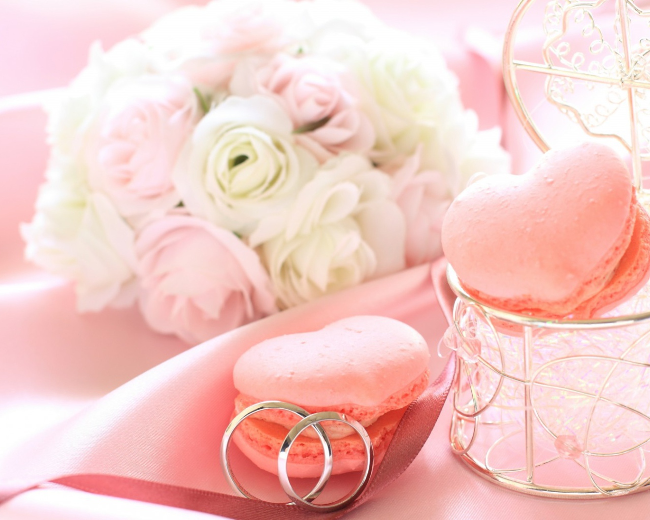 Розовое печенье на свадьбу