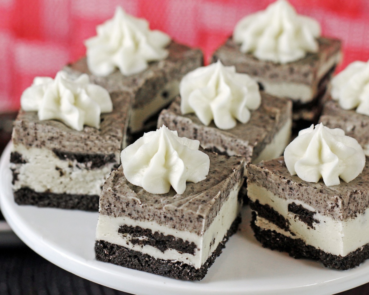 Тарелка с пирожными