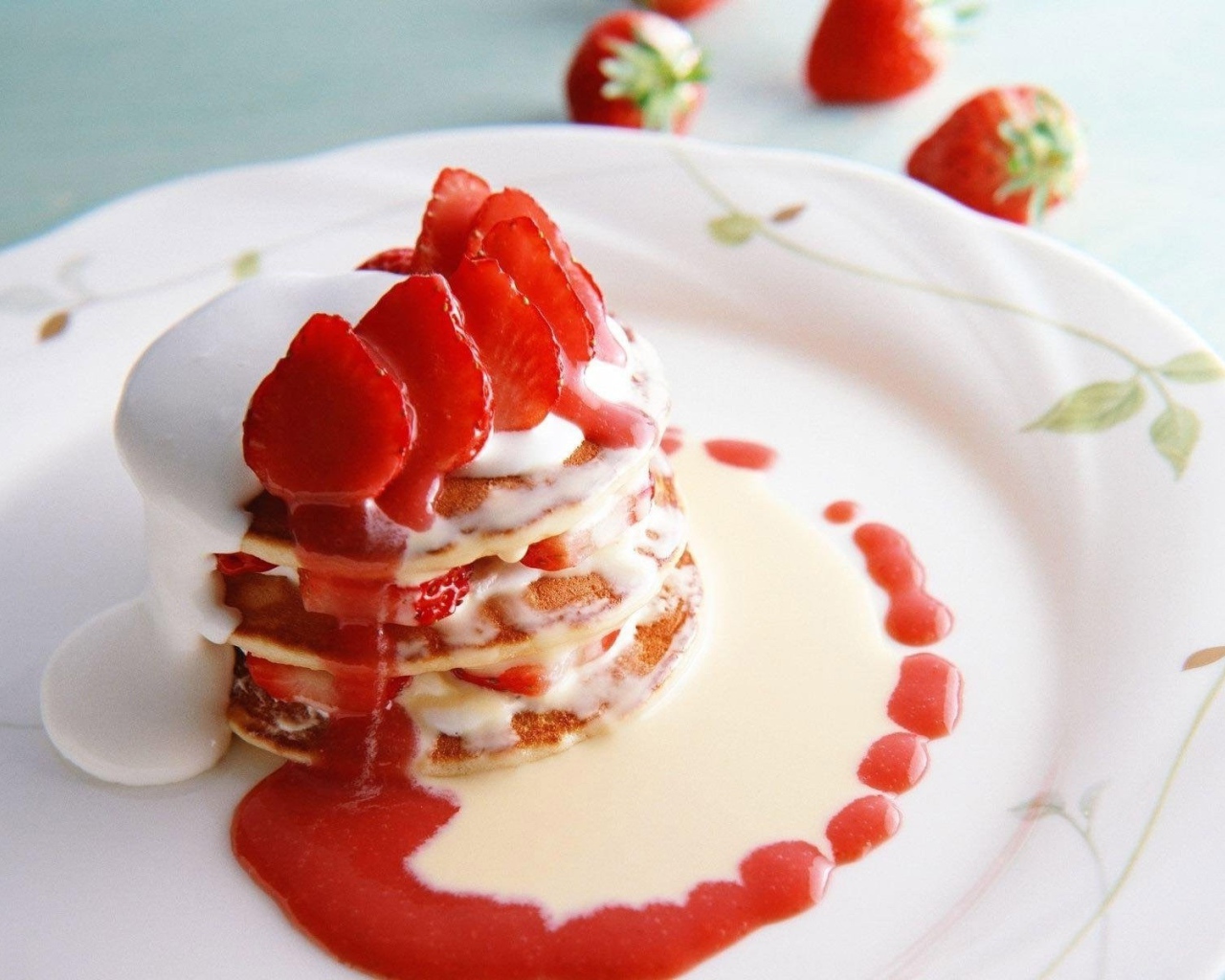 Клубничный десерт со взбитыми сливками