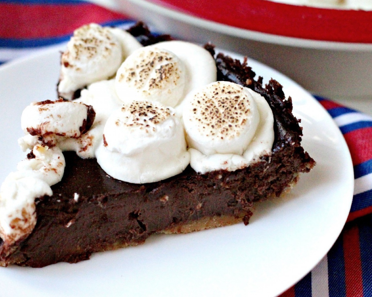 Шоколадный торт с кремом