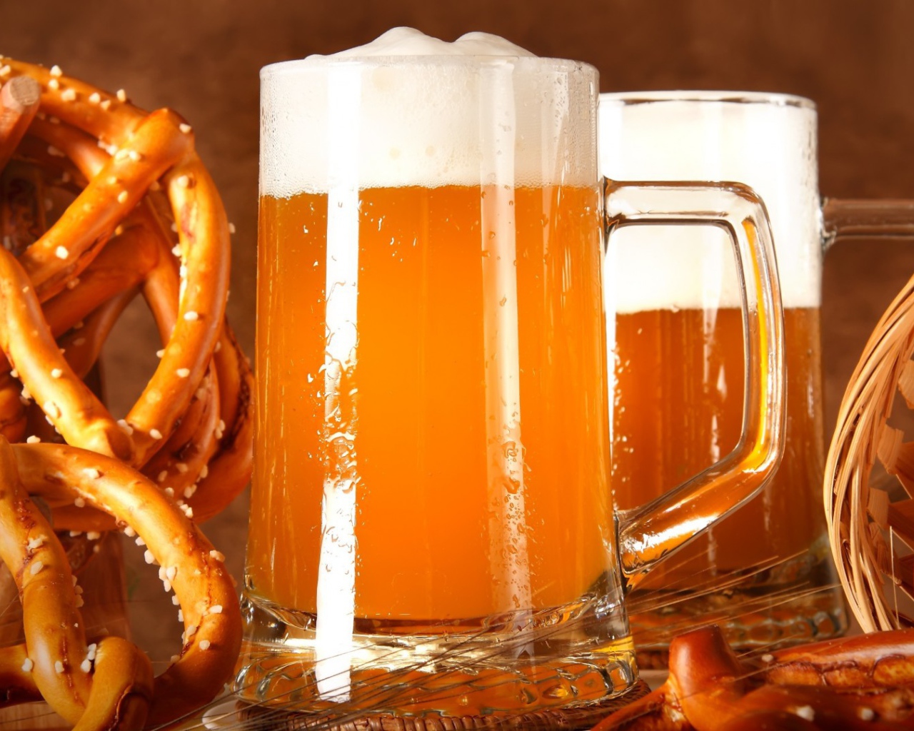 Пиво с солеными кренделями