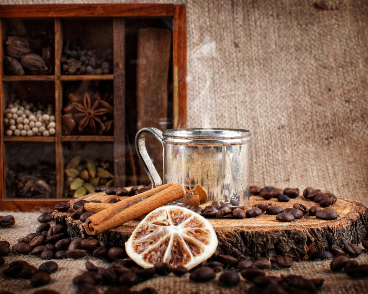Кофе,палочки корицы и пряности