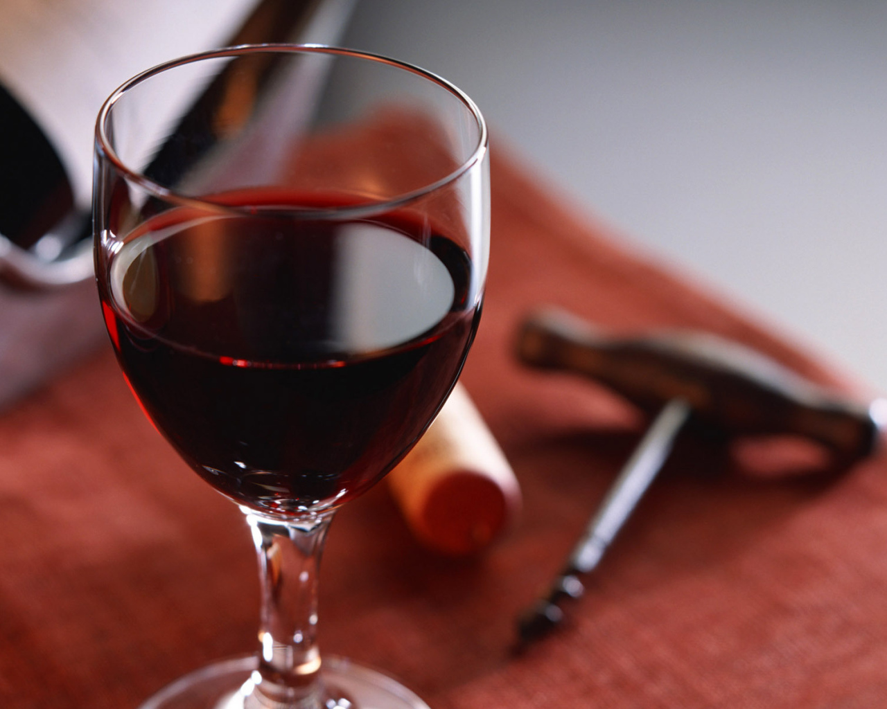 Штопор и бокал вина