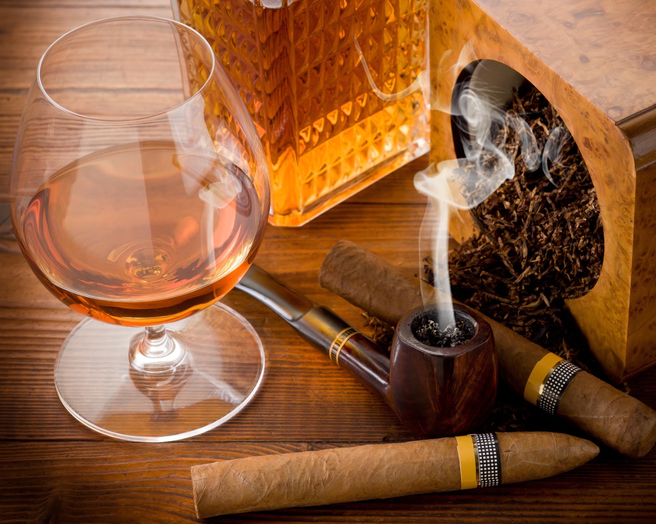 Бокал и трубка с табаком