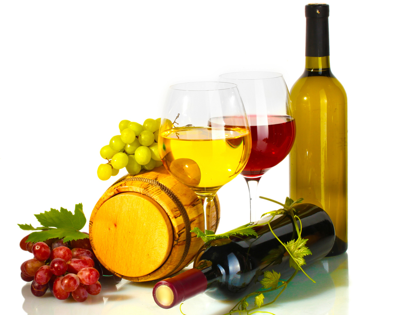 Бокалы с белым и красным вином