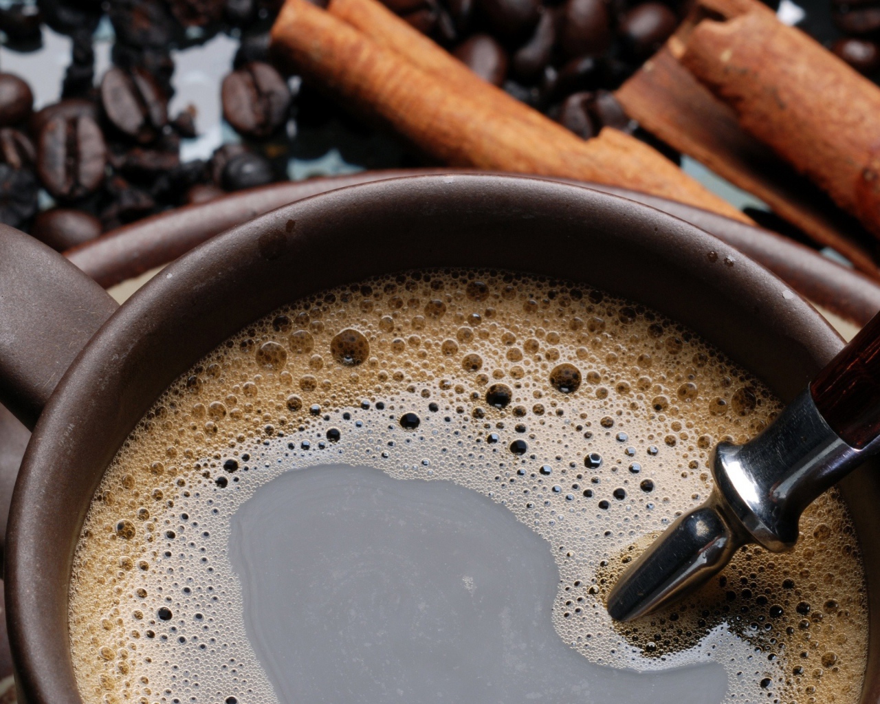 Чашка кофе с корицей