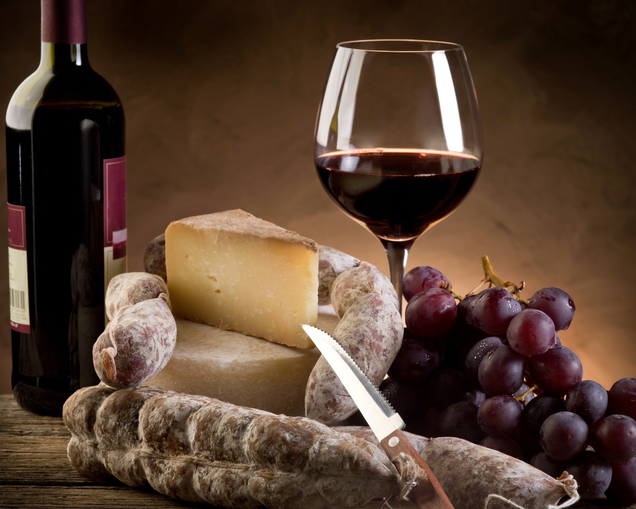 Колбаса, сыр и вино