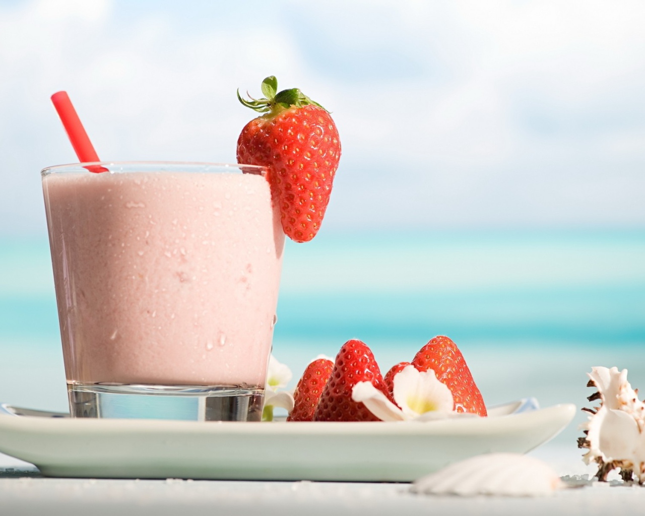 Клубничный коктейль