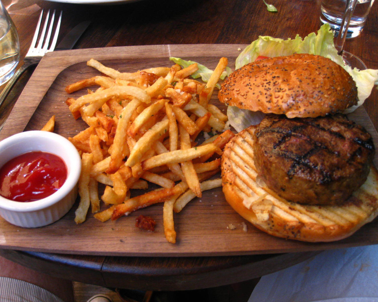 Гамбургер и картофель фри