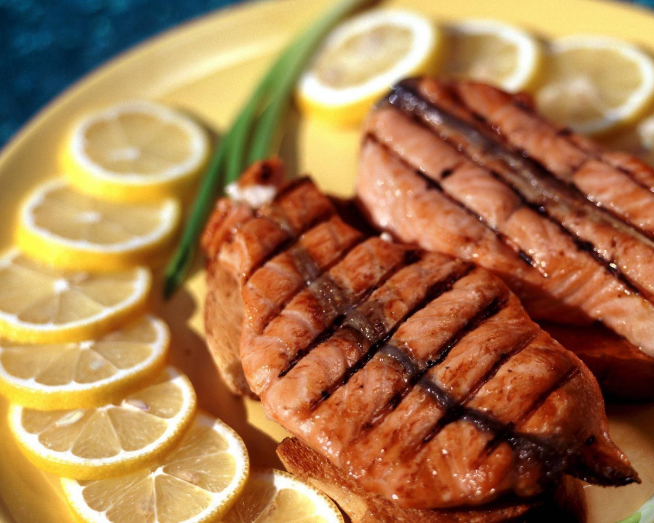 Сочный стейк с лимоном