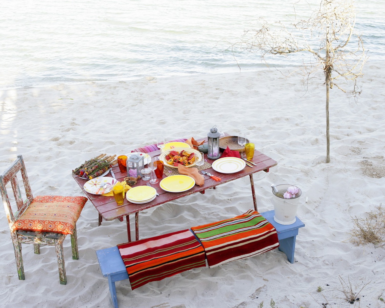 Стол с едой на пляже