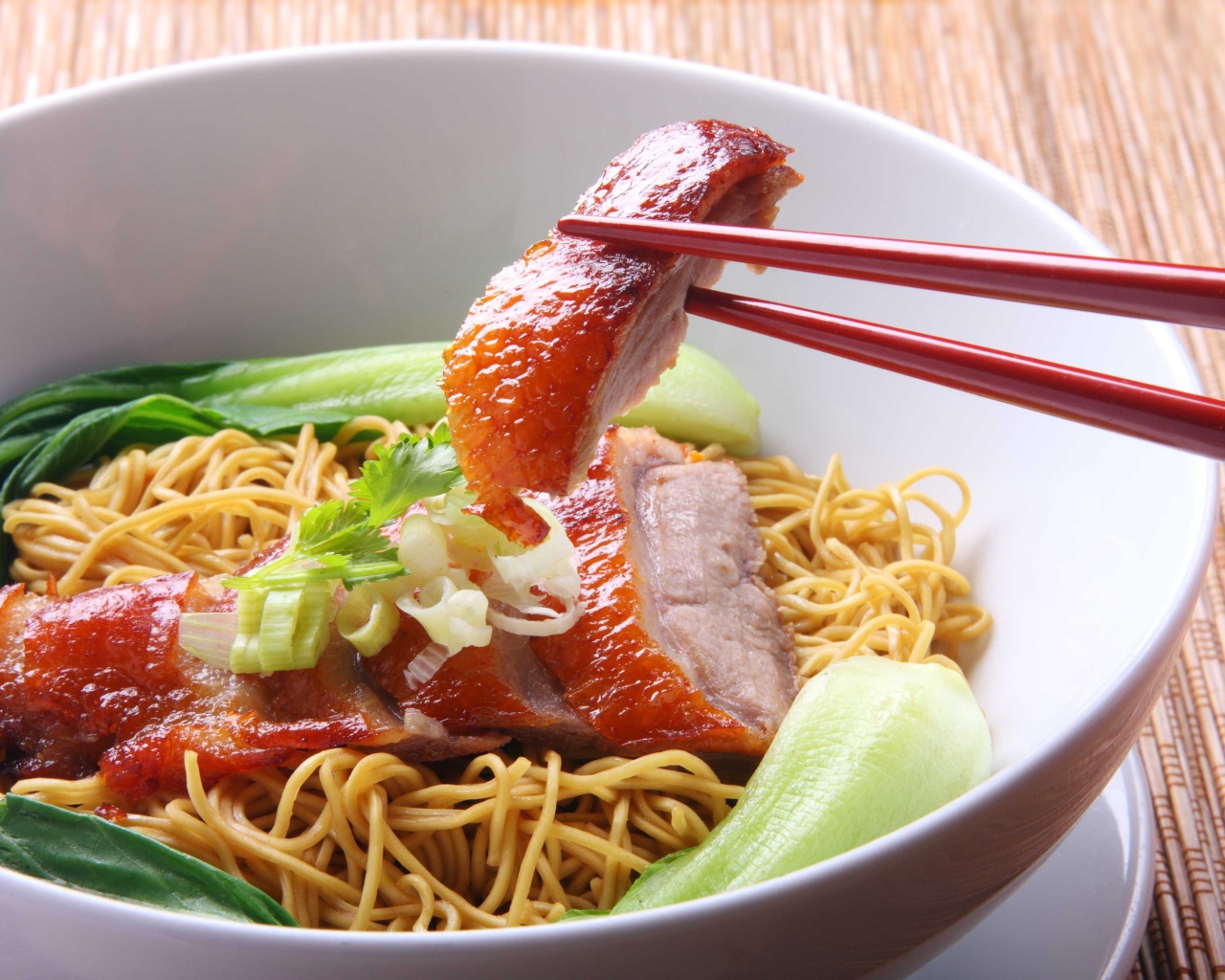 Чашка с лапшой и мясом