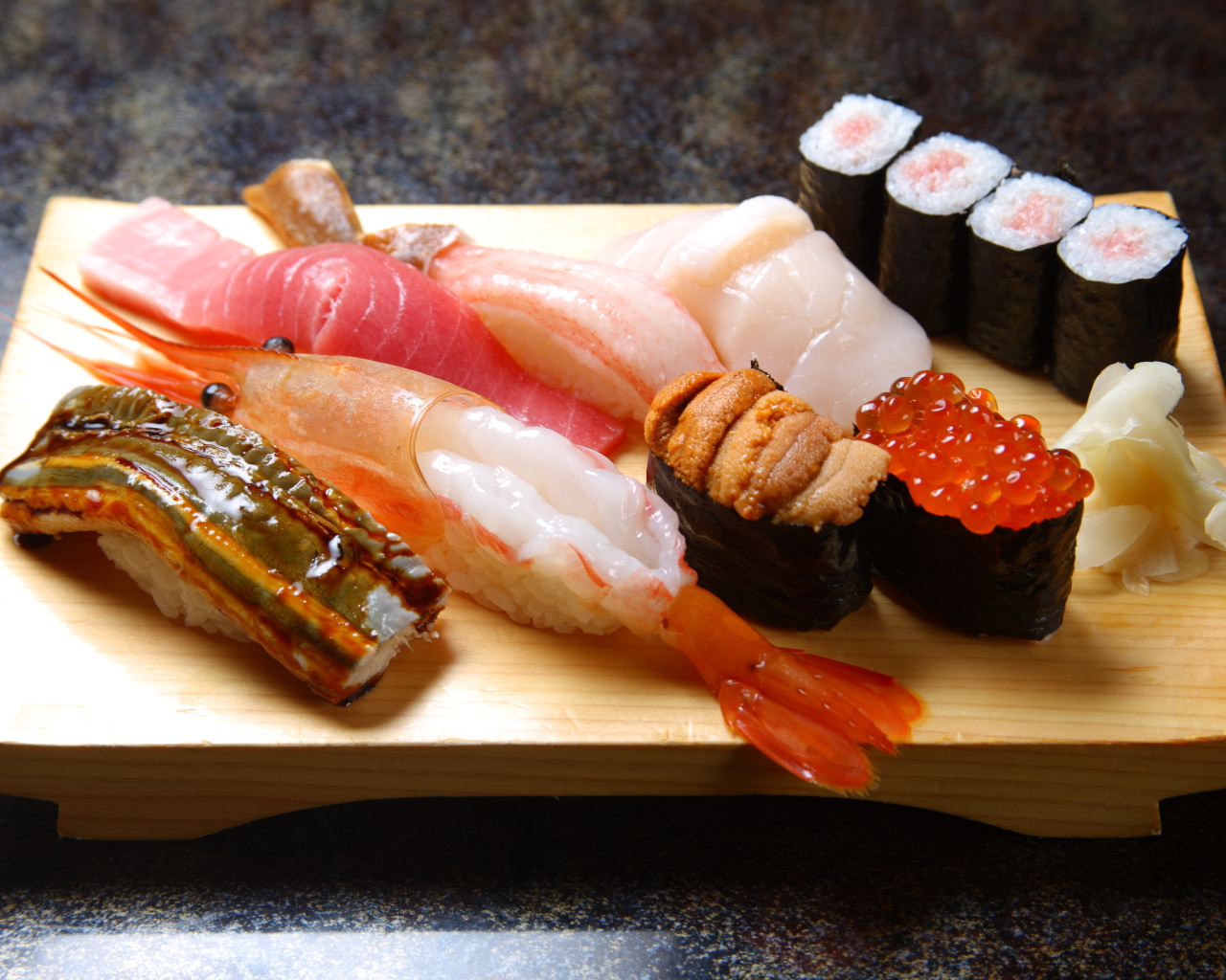 Красная икра и креветка