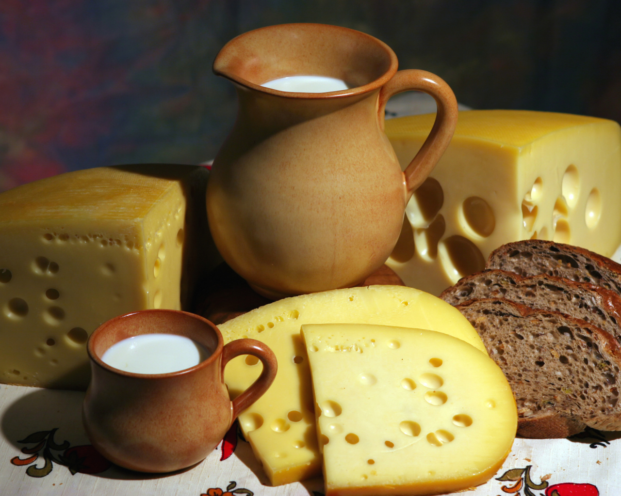 Молоко, сыр и хлеб