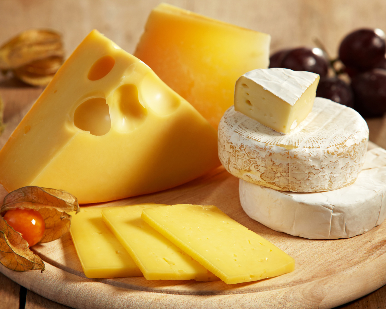 Куски сыра на доске