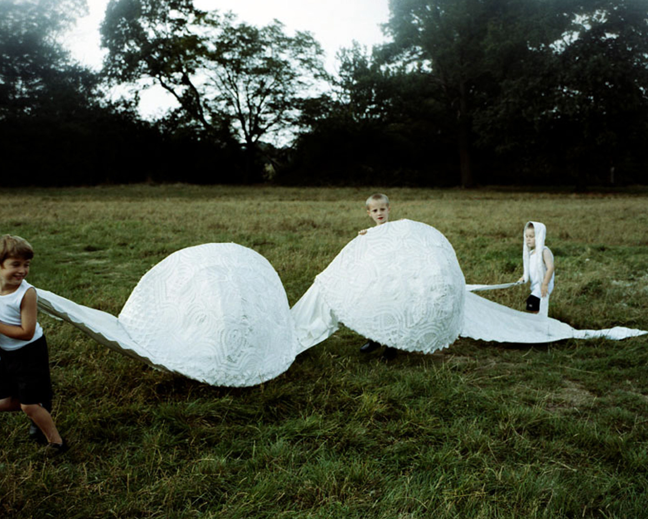 Дети играют бюстгалтером