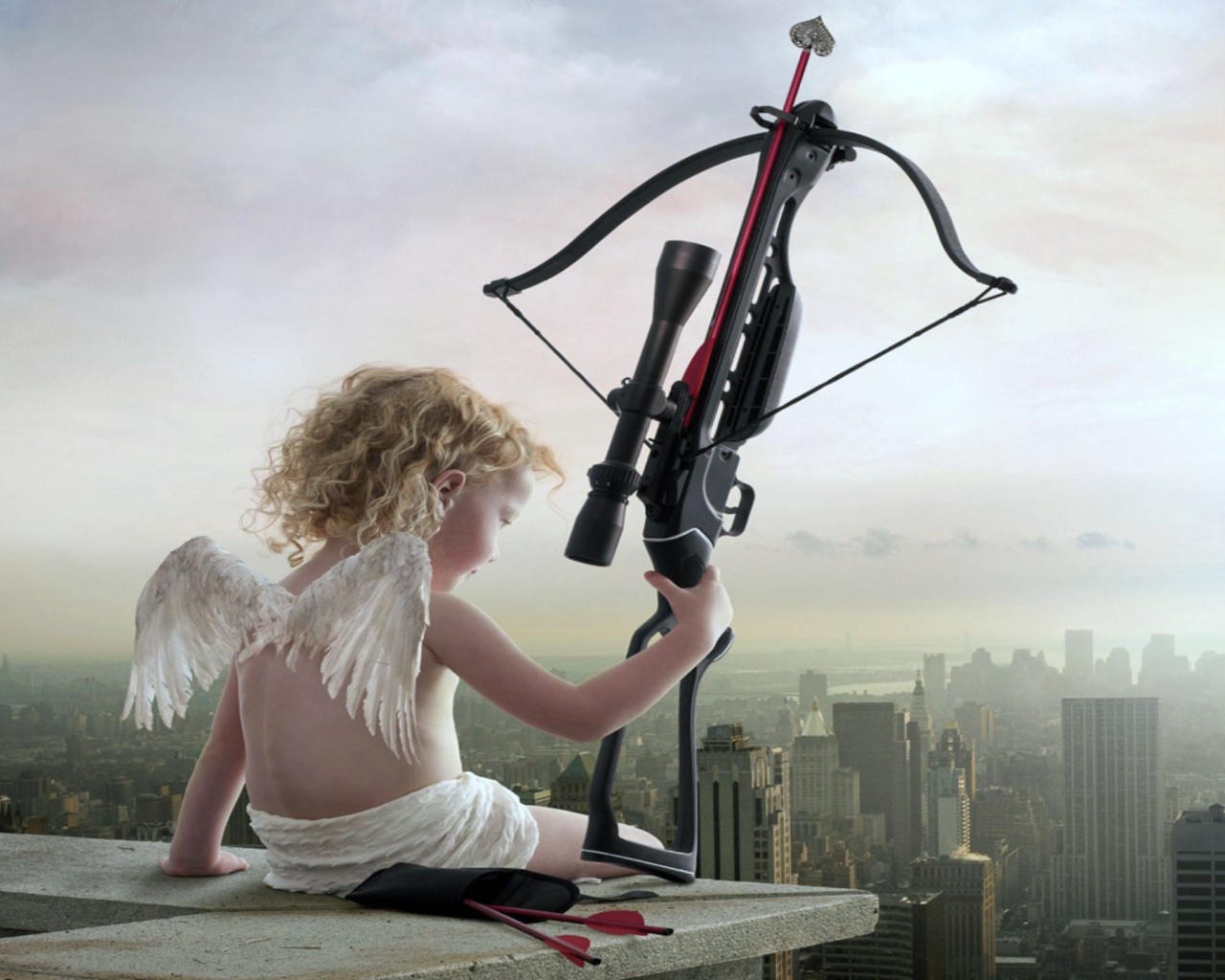 Купидон сидит на крыше