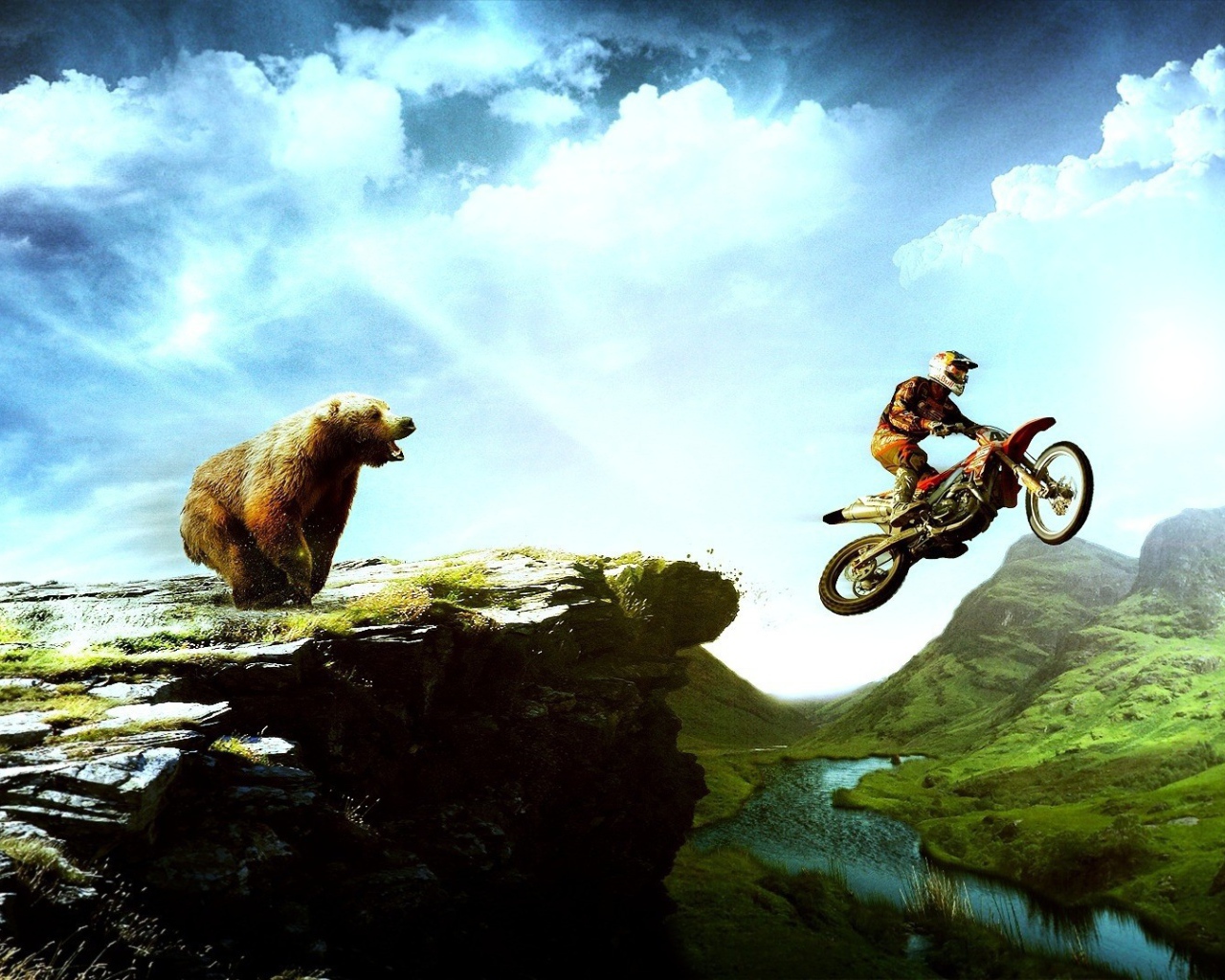 Мотоциклист уехал от медведя