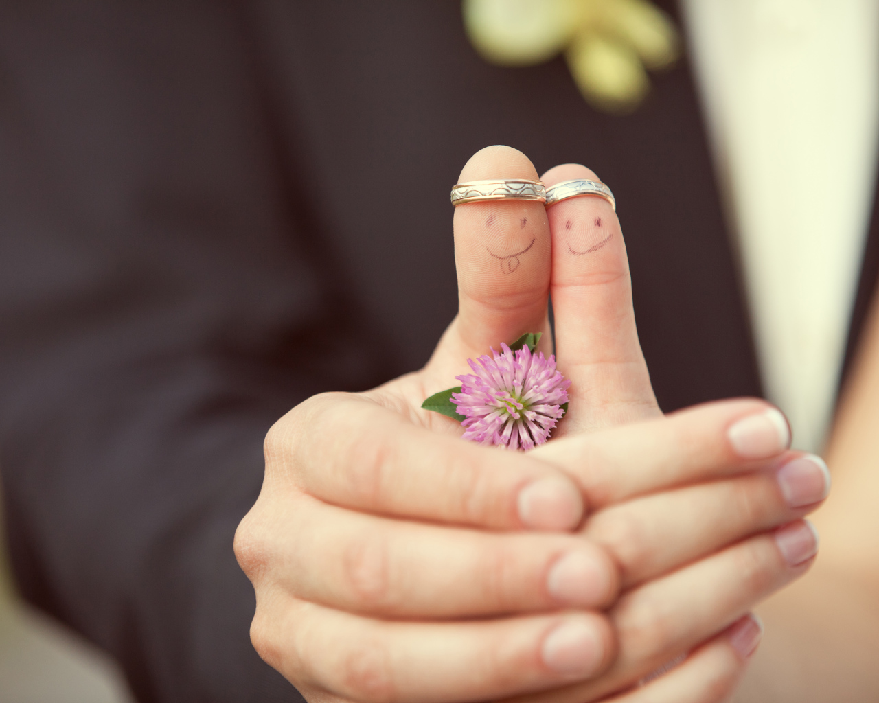 Свадебные кольца на пальцах