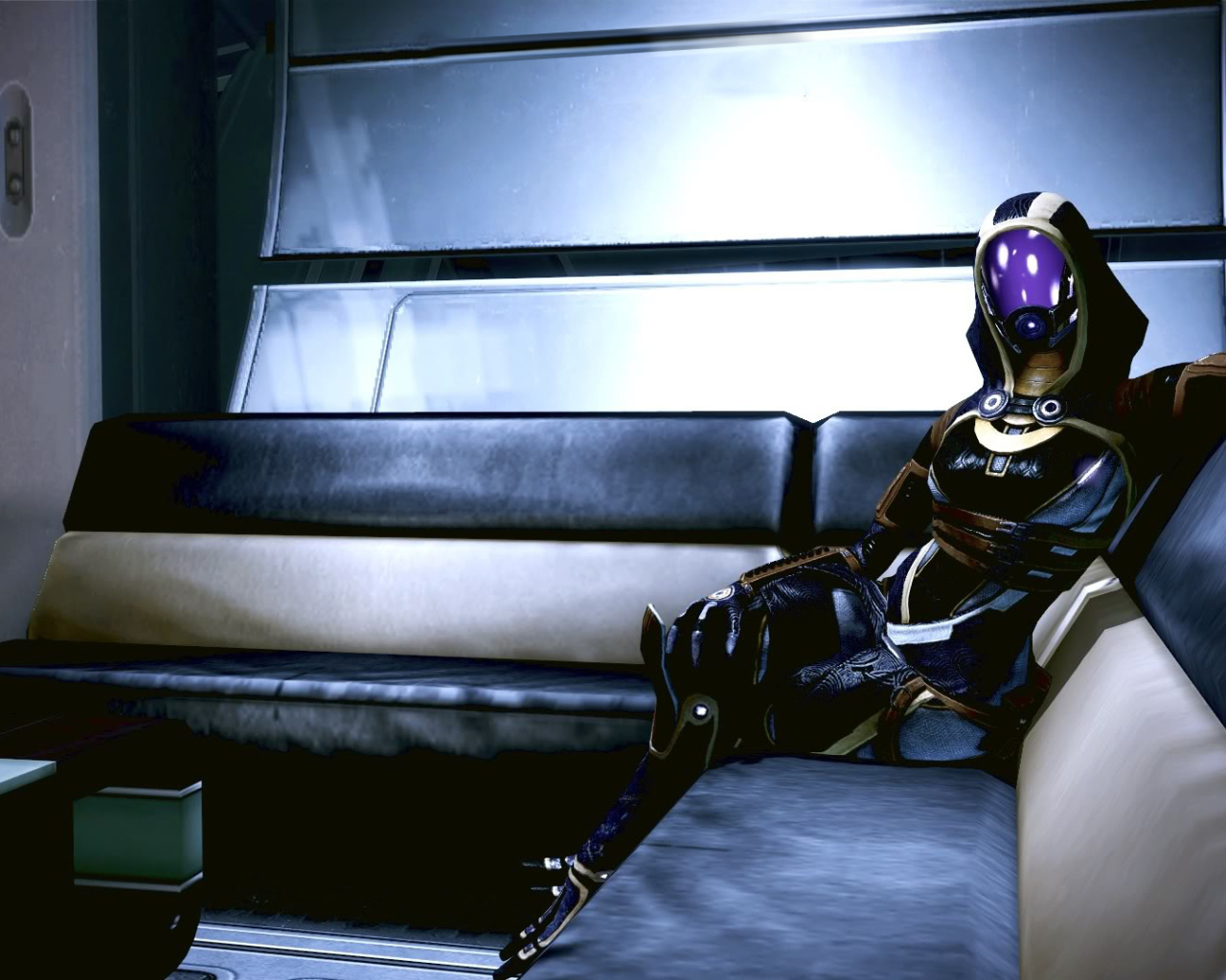 Инопланетянин сидит на диване