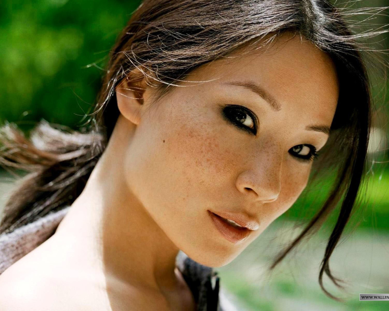 Азиатка с веснушками