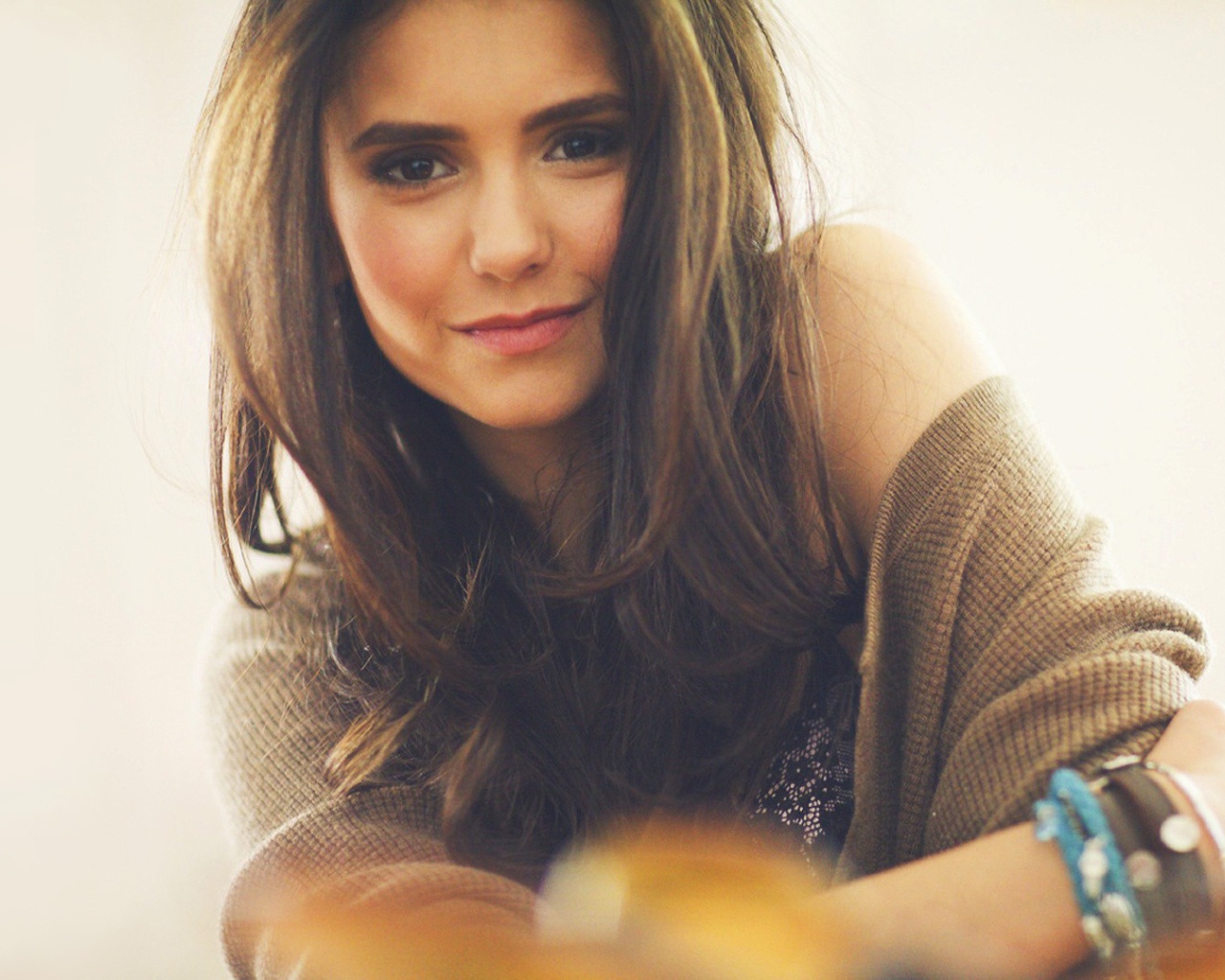 Красивая Нина Добрев