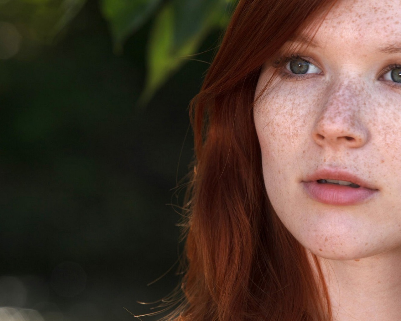 Красивая девушка с веснушками