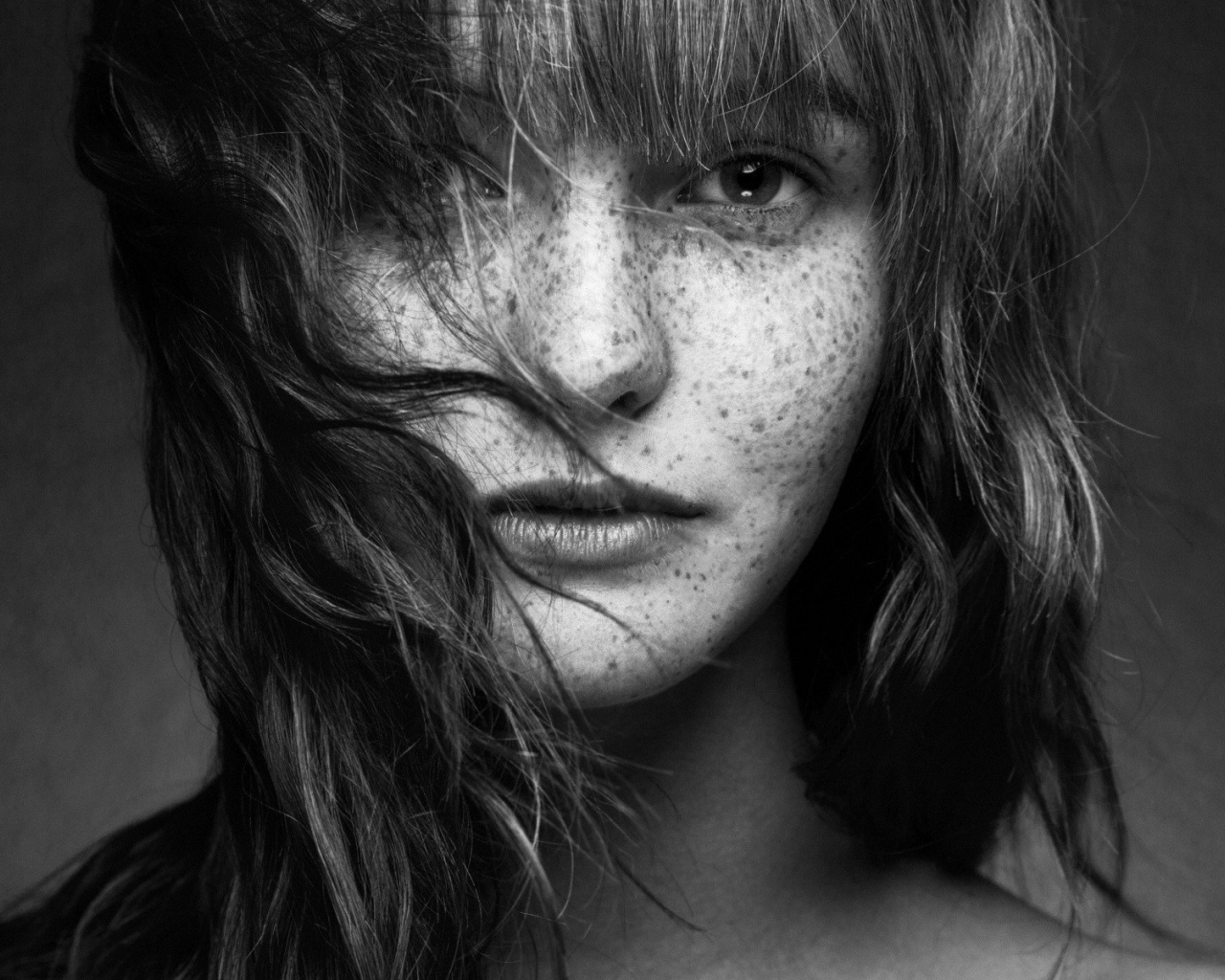 Черно белое фото девушки с веснушками