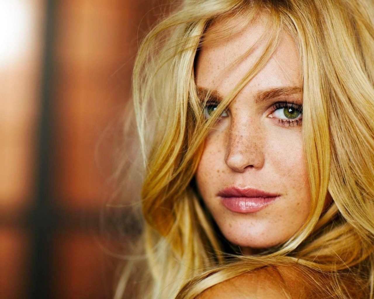 Блондинка с веснушками