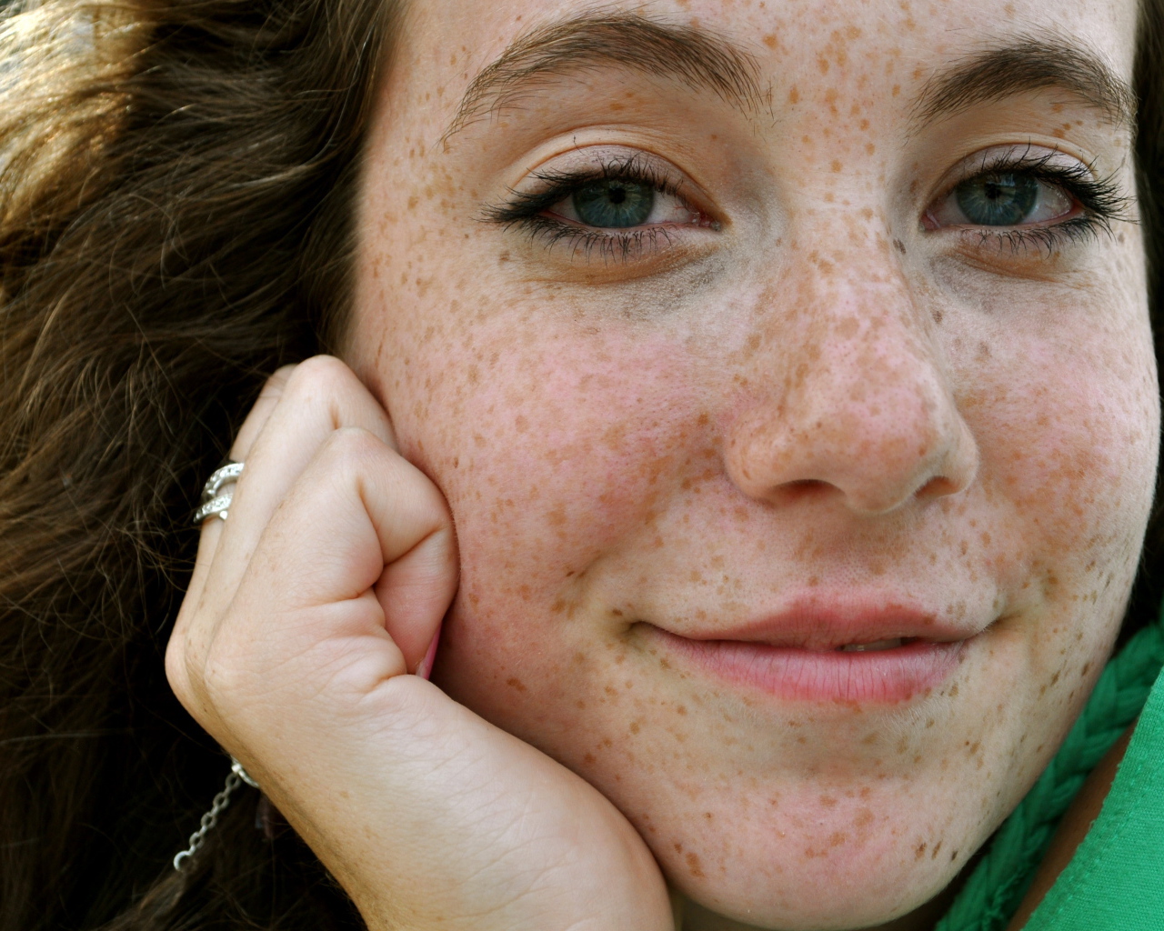 Голубоглазая девушка с веснушками