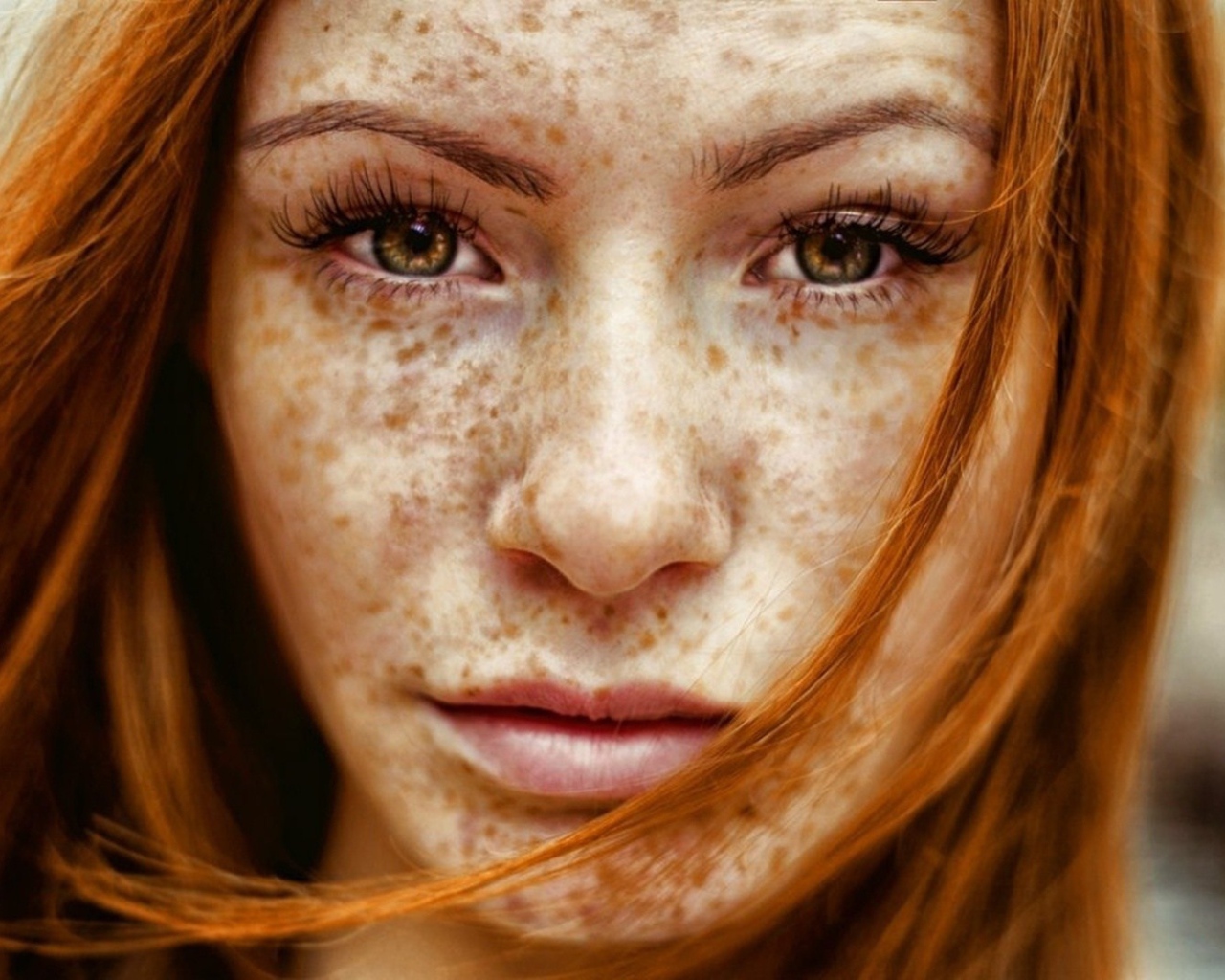 Кареглазая девушка с веснушками