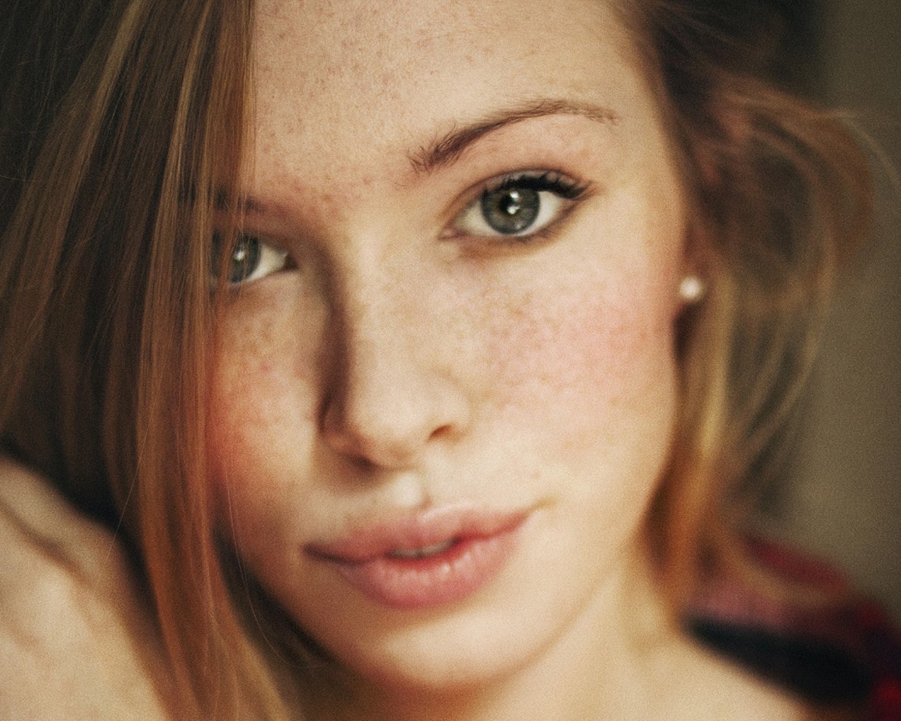 Шатенка с веснушками