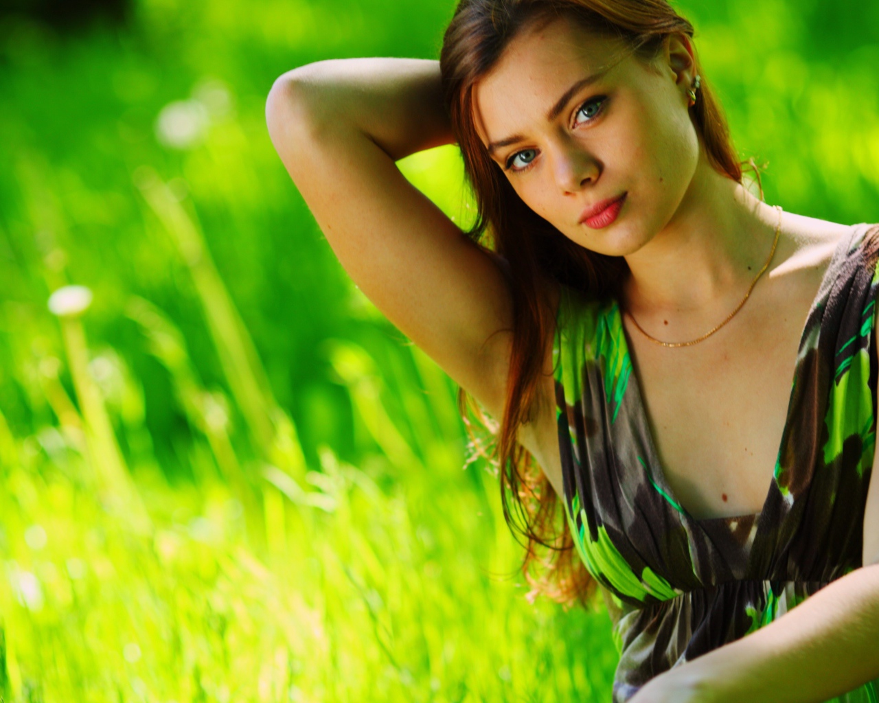 Шатенка на фоне травы