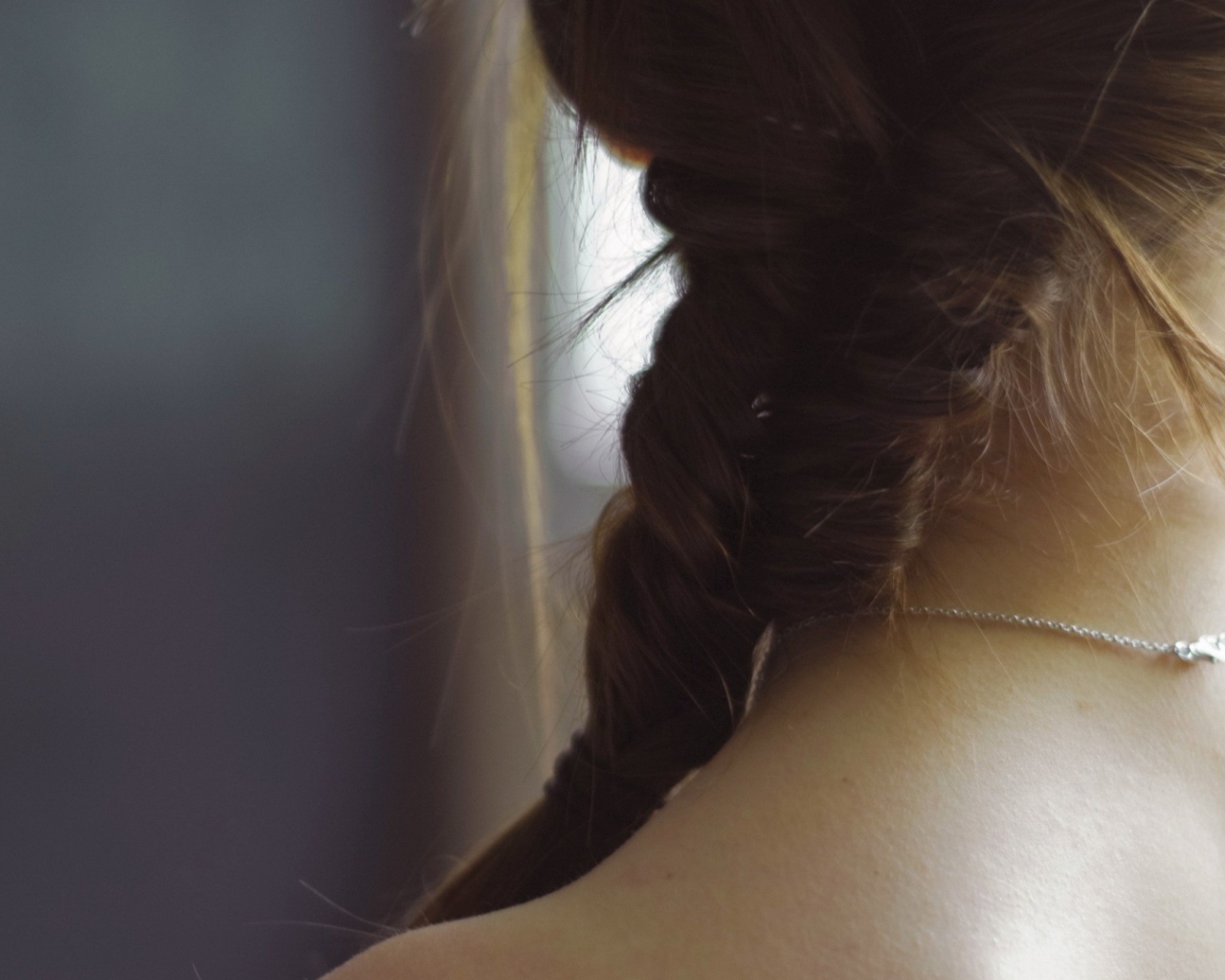 Брюнетка с косой