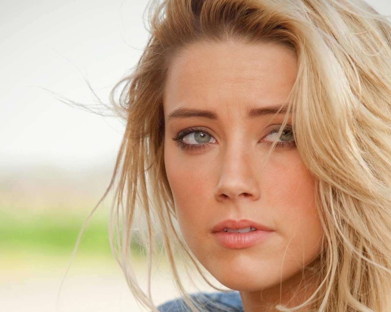 Очаровательная актриса Эмбер Хёрд