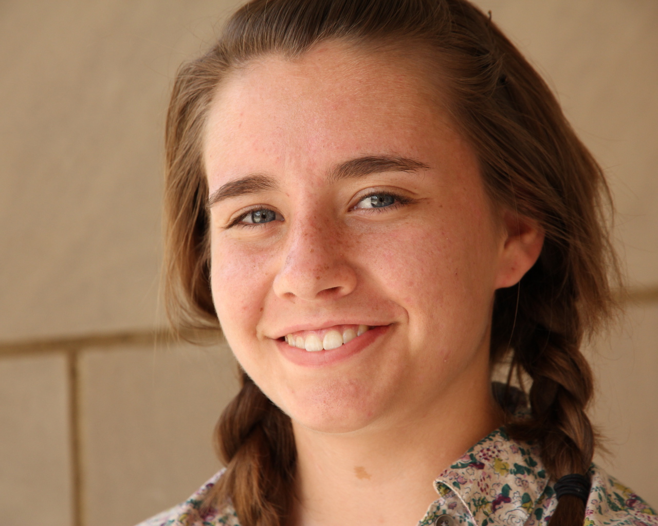 Милая девушка с веснушками