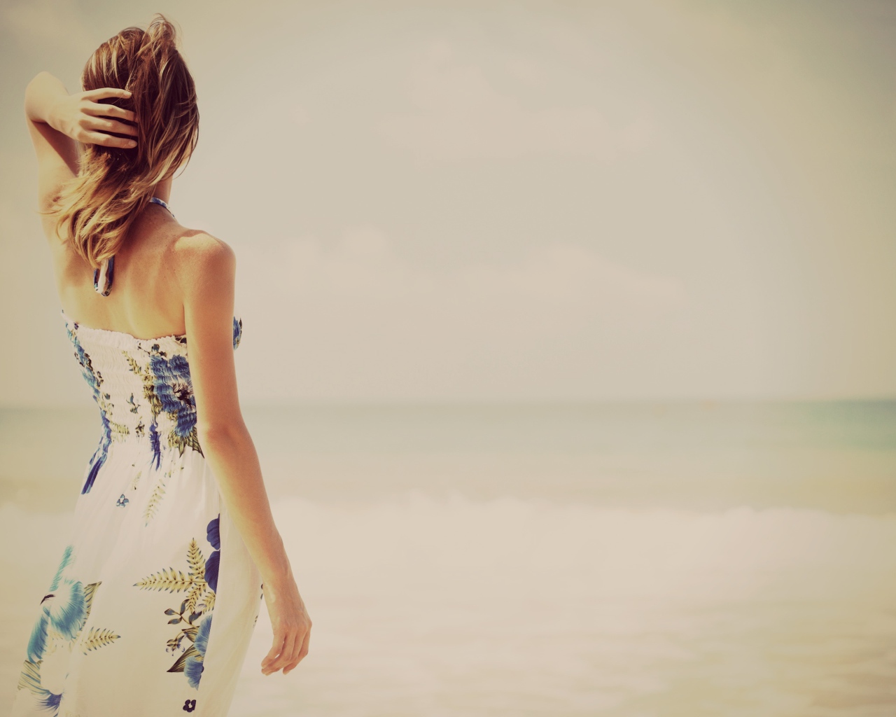 Девушка наслаждается морским бризом