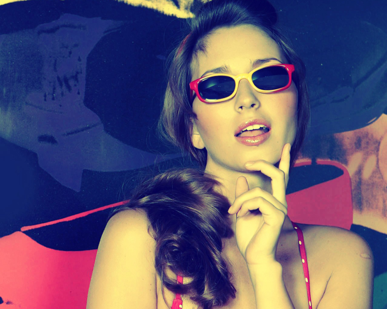 Девушка в разноцветных очках