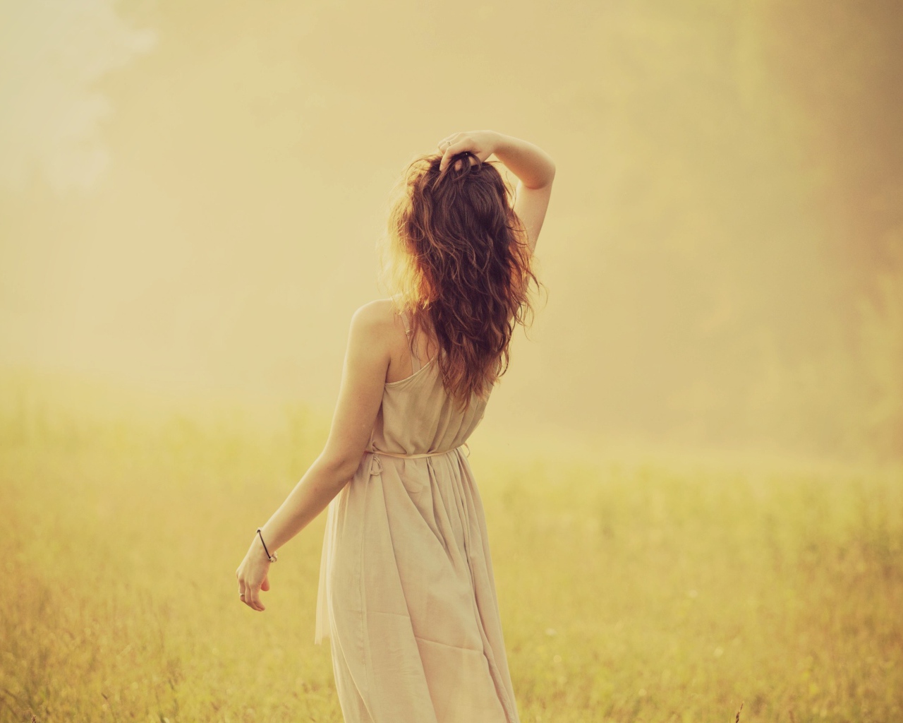 Девушка в льняном платье