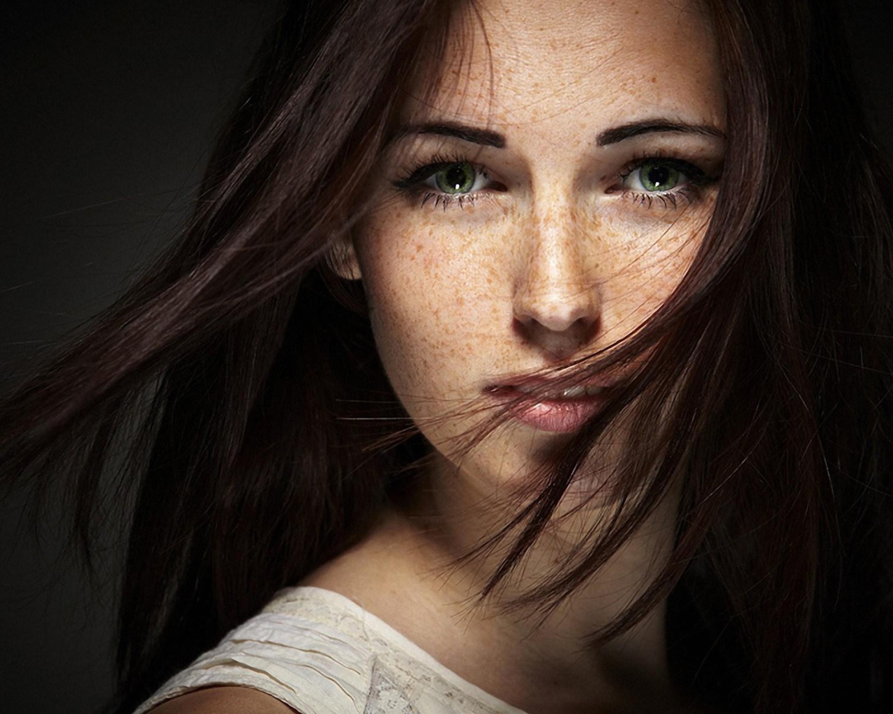 Девушка модель с веснушками